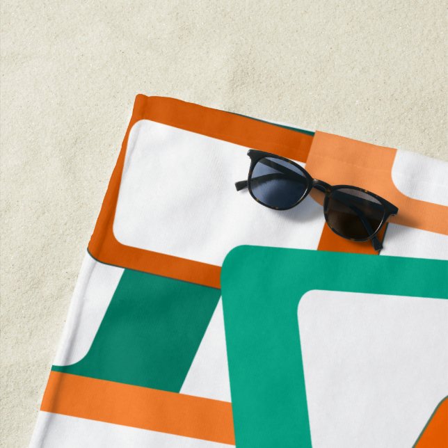 Serviette De Plage Rectangles modernes du milieu du siècle (En situation)