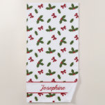 Serviette De Plage Red Bows Et Christmas Holly Plante Motif & Nom<br><div class="desc">Le motif festif original de Destei de Noël vert et rouge Holly / Common Holly plantes avec des arcs rouges. Il y a aussi une zone de texte personnalisable pour un nom ou un autre texte personnalisé.</div>
