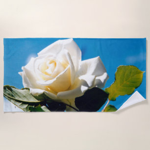 Serviette De Plage Rose blanche sous ciel bleu