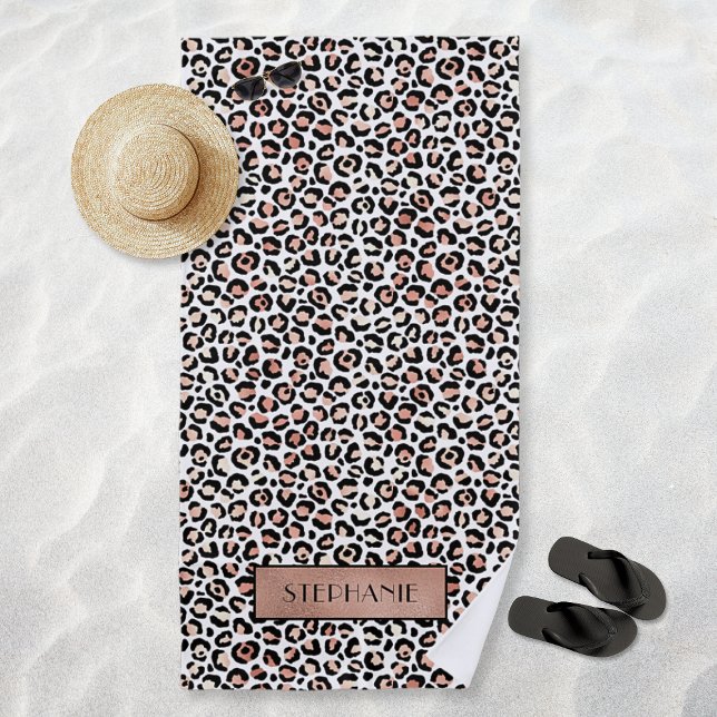 Serviette De Plage Rose Gold Chic Imprimé Léopard Personnalisé (Chic Rose Gold Leopard Print Personalized Beach Towel)