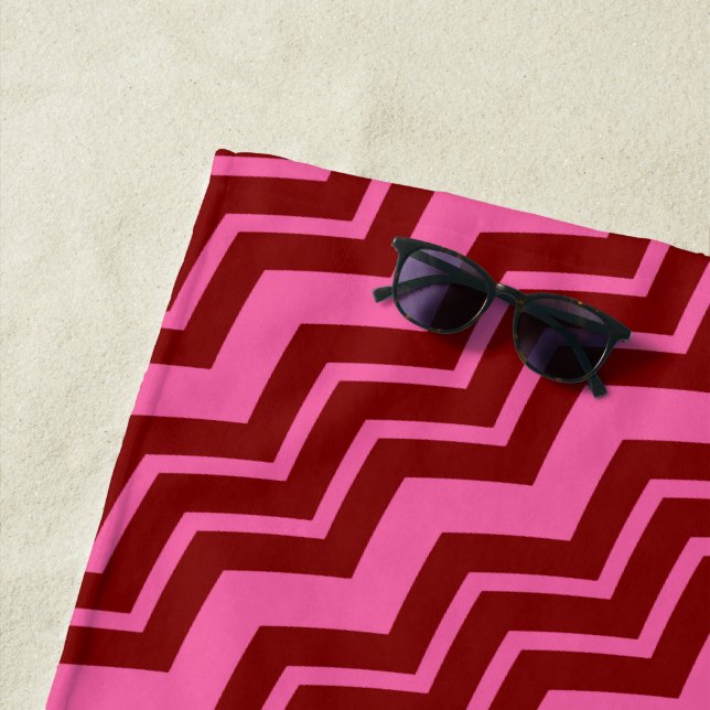 Serviette De Plage Rouge bordeaux rose chevron design zigzag  (En situation)