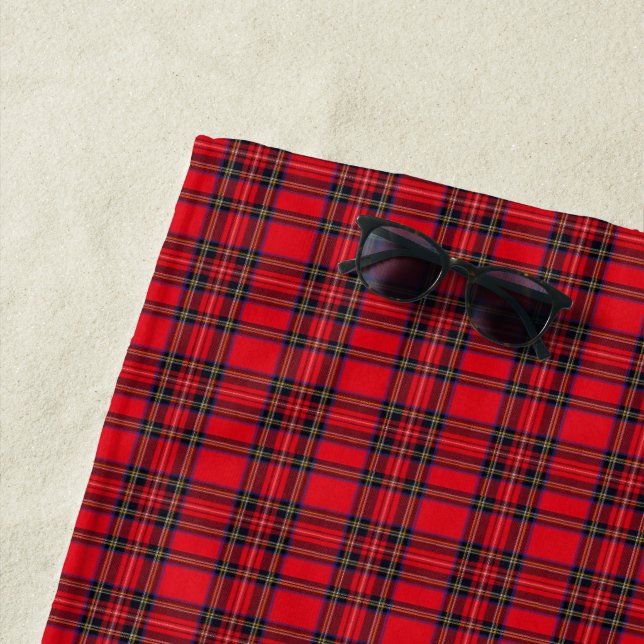 Serviette De Plage Royal Stewart tartan rouge noir plaid (En situation)