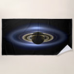 Serviette De Plage Saturne Éclipse le Soleil de Cassini Orbiter<br><div class="desc">L'engin spatial Cassini de la NASA s'est caché derrière Saturne, capturant une scène dramatique : la forme majestueuse du géant du gaz, sept de ses lunes, et même un tout petit point pâle de la Terre au loin, le tout éclairé par le soleil qui filtre à travers les anneaux. Ce...</div>