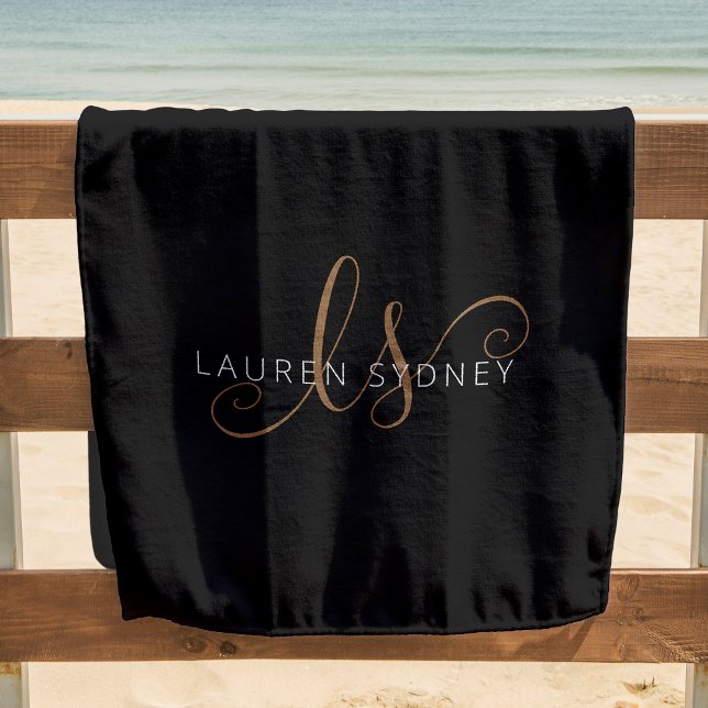 Serviette De Plage Script féminin Black Gold moderne Monogramme (Make a statement with this sleek black beach towel featuring your name and monogram in gold.)
