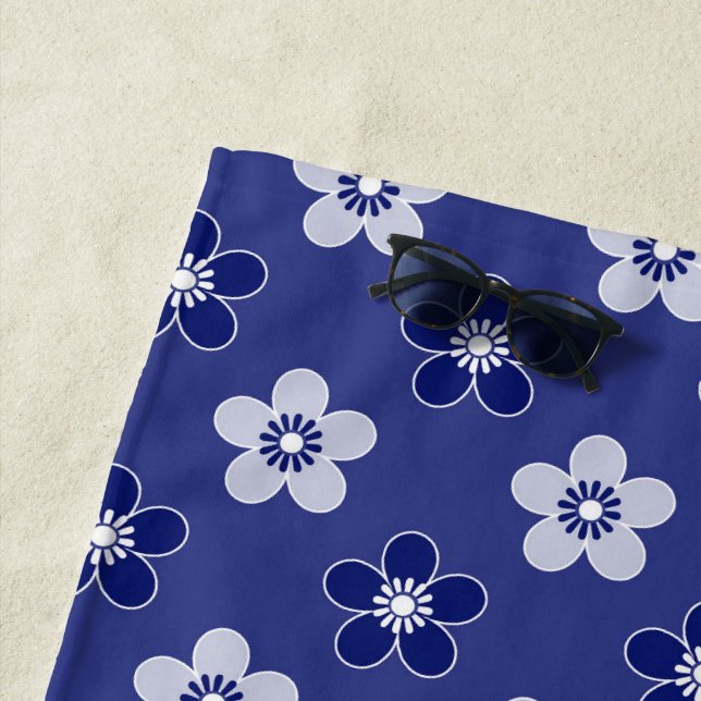 Serviette De Plage simple floral solide bleu motif rétro petit flowe (En situation)