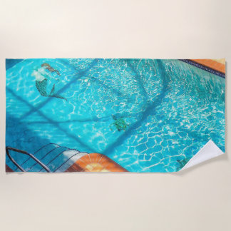 Serviette De Plage Sirène dans une piscine