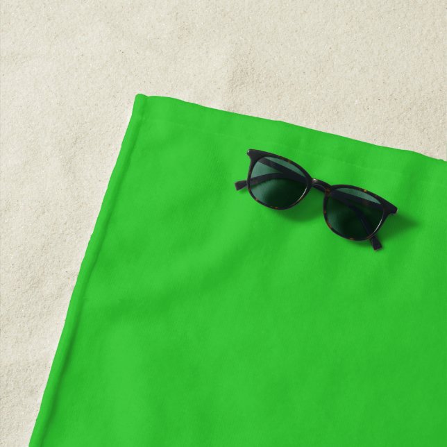 Serviette De Plage Soft Lime Green Towel Perfect for Beach Days (En situation)