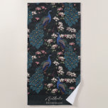 Serviette De Plage Style Peacock et Flower Bridesmaid noir<br><div class="desc">Cette serviette de plage noire élégante Peacock et Flower Bridesmaid présente des paons bleus et turquoises perchés sur des branches d'arbres de Magnolia en pleine floraison, dessinés à la main à l'encre noire. Personnalisez avec le nom et l'en-tête (tout le texte est modifiable) en cliquant sur "Personnalisez ce modèle" sur...</div>