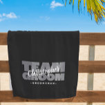Serviette De Plage Team Groom Groomsman Mariage Cool Retro Black Pool<br><div class="desc">Le design personnalisé des serviettes de plage pour vos groomsmen comprend "GROOM TEAM" en gris clair gras sur un arrière - plan noir solide. Customisez le nom du toiletteur en écriture blanche. Le titre ou le texte personnalisé est présenté ci-dessous. Toutes les couleurs de ce design sont personnalisables dans la...</div>