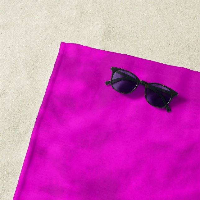 Serviette De Plage Teinture tie-dye violette et rose,  (En situation)
