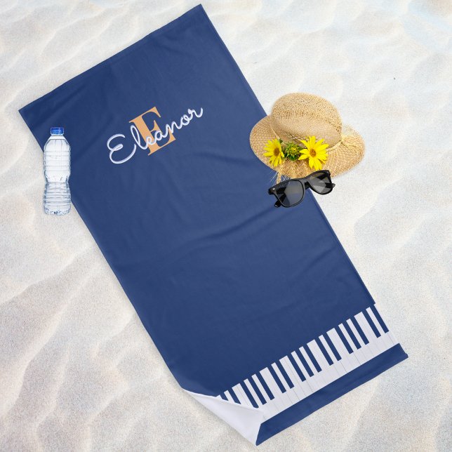 Serviette De Plage Touches de piano bleu marine blanc Monogramme clav (A stylish beach towel in dark blue with piano keyboard design and monogram)