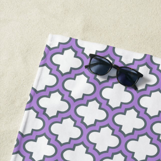 Serviette De Plage Trellis blanc et violet, treillis, Quatrefoil (En situation)