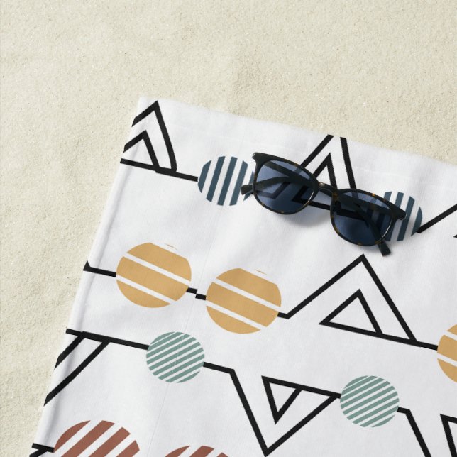 Serviette De Plage Triangles de Bauhaus (En situation)