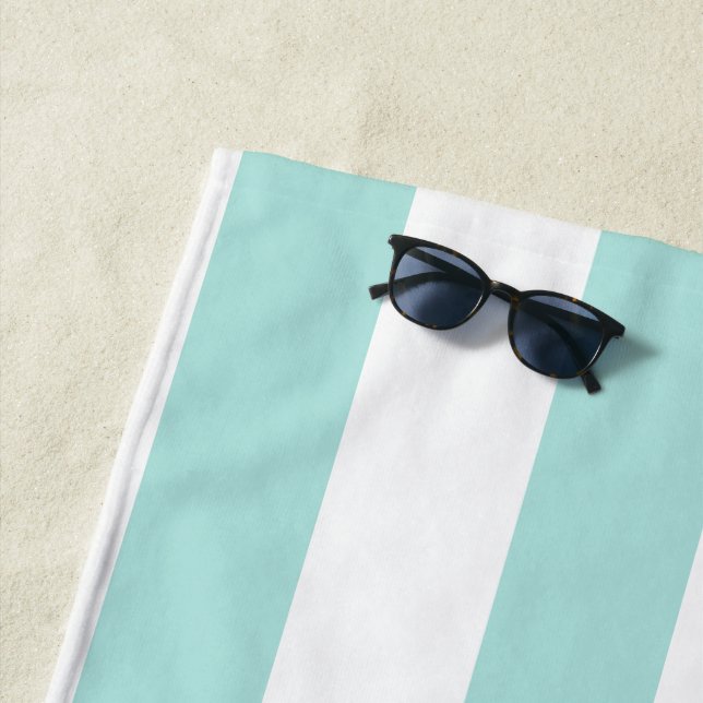 Serviette De Plage Turquoise clair et rayé horizontal large blanc (En situation)