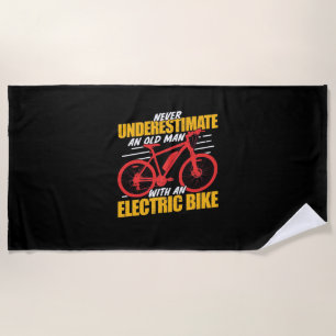 Serviette De Plage Un Vieux Homme Avec Un Vélo Électrec
