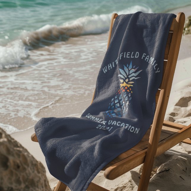 Serviette De Plage Vacances Tropicales Personnalisées de Famille au C (Family Vacation Navy Blue Pineapple Beach Towel)