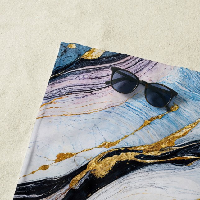 Serviette De Plage Vagues de luxe en marbre d'or égéen (En situation)