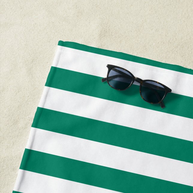 Serviette De Plage Vert émeraude bleu foncé rayures été (En situation)