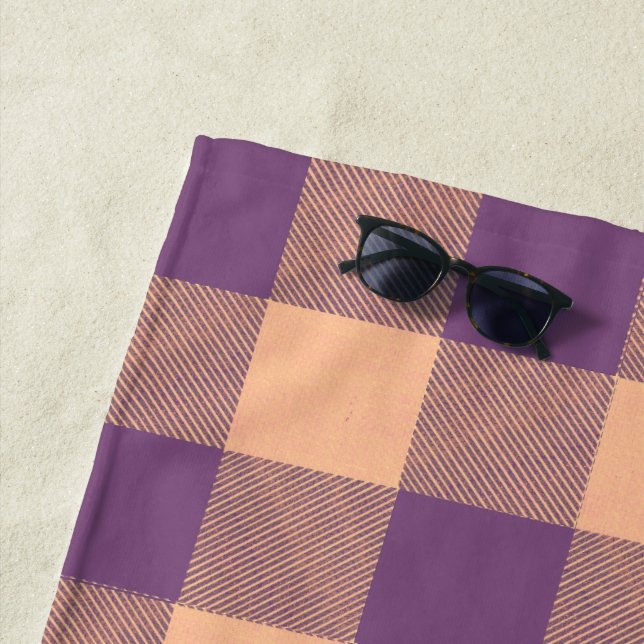 Serviette De Plage Violet et Tan à carreaux de Buffalo (En situation)