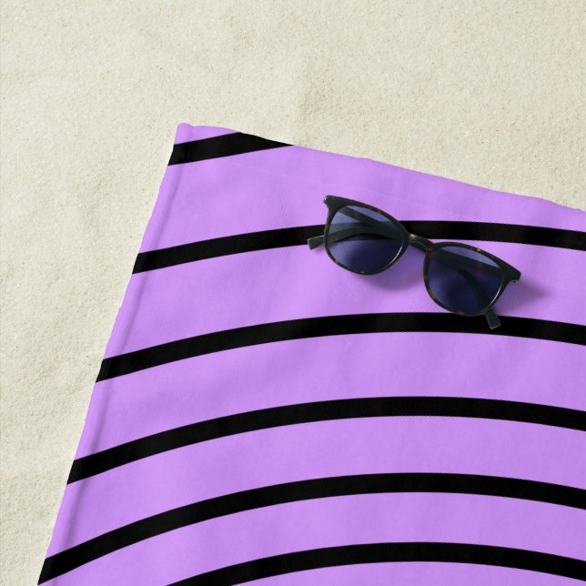 Serviette de plage violette rayée noire (En situation)
