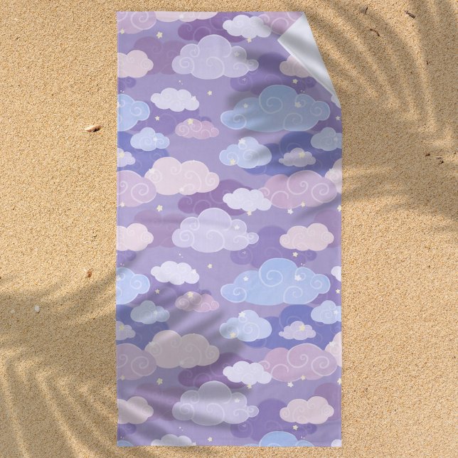 Serviette De Plage Whimsical Pastel Clouds et étoiles Motif (Whimsical Purple Clouds and Sky Pattern Beach Towel)