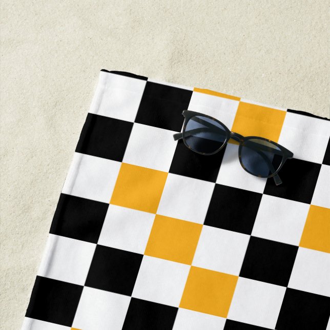 Serviette De Plage Yellow Black White Checkered Pattern Design  (En situation)