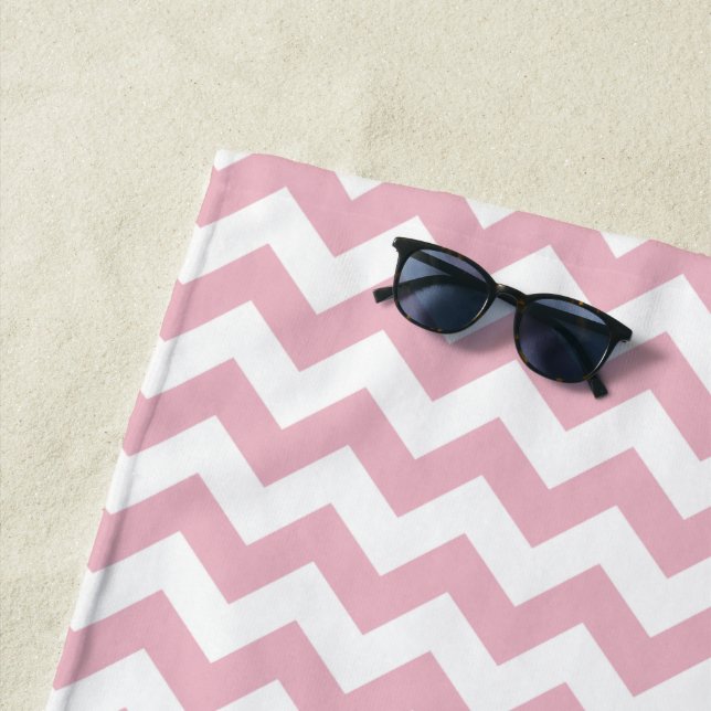 Serviette De Plage Zigzag rose, Chevron rose, Motif géométrique (En situation)