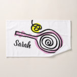 Serviette de sport de tennis personnalisée pour le<br><div class="desc">Serviette de sport de tennis personnalisée pour joueurs ou entraîneur. Raquette de tennis rose et design de boule avec nom ou devis personnalisés. Nouveauté amusante Cadeaux d'anniversaire pour elle; passionné de tennis, meilleur ami, maman, femme, soeur, partenaire double, le plus grand entraîneur du monde, formateur, fille, collègue, chef de femme,...</div>