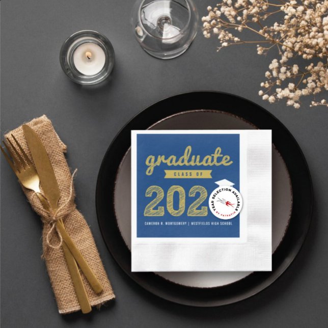 Serviette En Papier 2025 Bold Gold Sketch Texte Moderne Graduation Par (Class of 20YY Bold Gold Sketch & Dark Blue Graduation Party Paper Napkin @ zazzle.com/color_therapy)