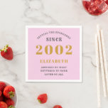 Serviette En Papier 21st Birthday Born 2002 Ajouter le nom Pink Grey<br><div class="desc">Anniversaire personnalisé ajoutez votre nom et votre serviette de papier de l'année. Modifiez le nom et l'année avec le modèle fourni. Un merveilleux accessoire de fête d'anniversaire personnalisé. Plus de cadeaux et de fournitures de fête disponibles avec le design "normes de fixation" dans le magasin.</div>