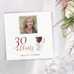 Serviette En Papier 30 & Classy Red Wine Glass 30th Birthday Photo<br><div class="desc">30 & Classy Red Wine Glass 30th Birthday Photo Napkin. 30e anniversaire serviettes personnalisées avec une citation 30 & Classy. Le design est orné d'un verre de vin rouge et de brindilles.</div>