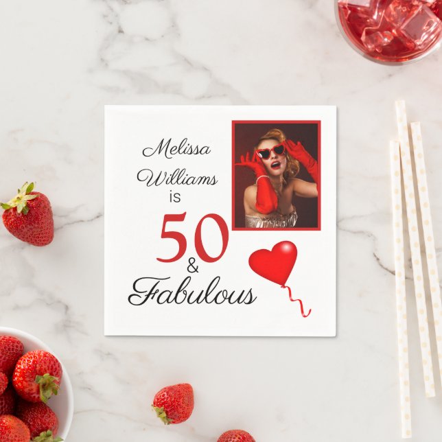 Serviette En Papier 50 et Fabulous Photo avec nom Red 50th Birthday (En situation)