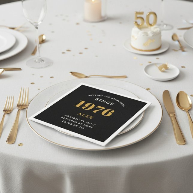 Serviette En Papier 50th Birthday Name 1976 Black Gold Elegant Chic (1976 Napkin on a plate. White background.)