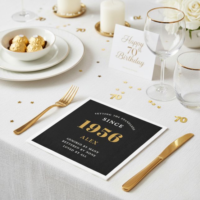 Serviette En Papier 70e anniversaire Nom 1956 Black Gold Elegant Chic (1956 napkin on a table. White background.)