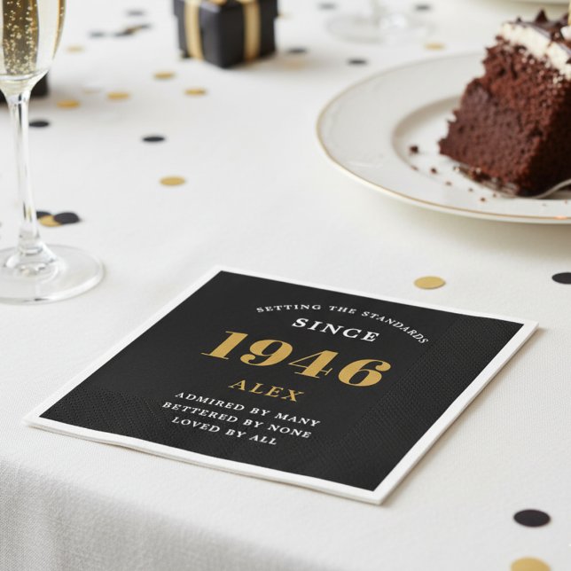 Serviette En Papier 80e anniversaire Nom 1946 Black Gold Elegant Chic (1946 Custom napkin on a white table cloth.)