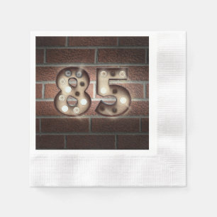Serviette En Papier 85e anniversaire marque marquee sur mur en brique
