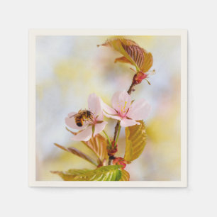 Serviette En Papier Abeille sur une fleur de cerisier