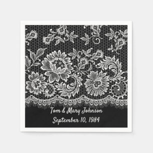 Serviette En Papier Anniversaire De Dentelle Blanche Sur Des Serviette