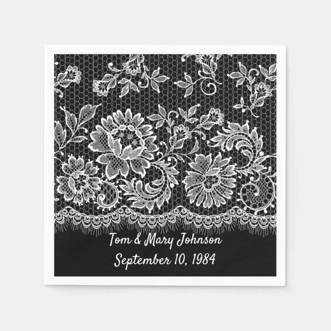 Serviette En Papier Anniversaire De Dentelle Blanche Sur Des Serviette (Devant)