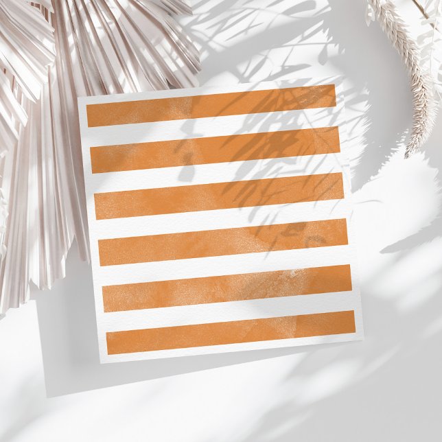 Serviette En Papier Aquarelle orange et blanche serviettes de toilette (Orange and White Watercolor Striped Party Napkins on a sunny white table.)