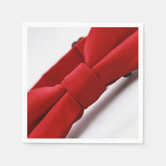 Serviette en papier au nœud papillon rouge élégant