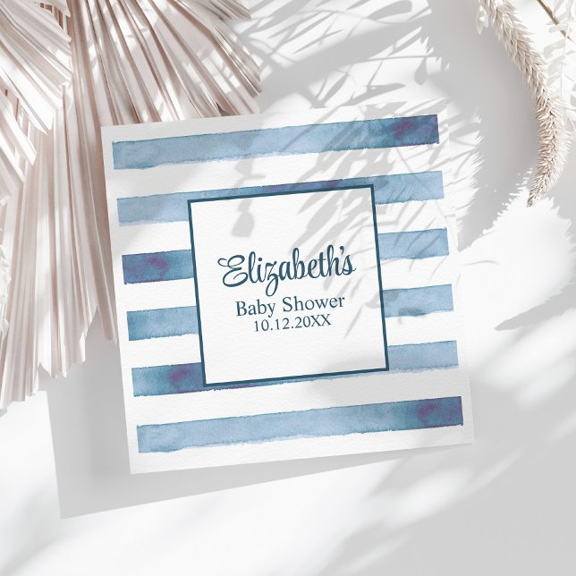 Serviette En Papier Baby shower d'aquarelle bleu marine (Navy Blue Watercolor Stripes Baby Shower Napkins on a boho white table.)