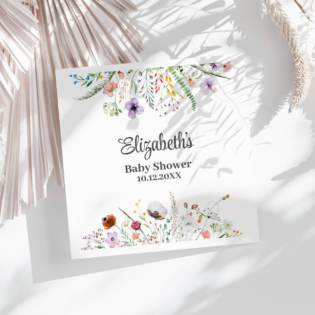 Serviette En Papier Baby shower de prairie Fleur sauvage aquarelle (Watercolor Wildflower Meadow Baby Shower Napkins on a sunny white table.)