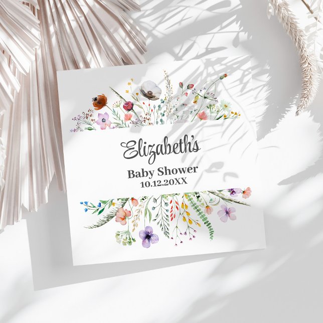 Serviette En Papier Baby shower de prairie Fleur sauvage aquarelle (Watercolor Wildflower Meadow Baby Shower Napkins on a sunny white table.)