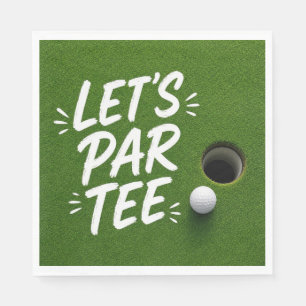 Serviette En Papier Balle de golf à côté du trou sur l'herbe verte de