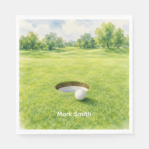 Serviette En Papier Balle de golf à côté du trou sur l'herbe verte de