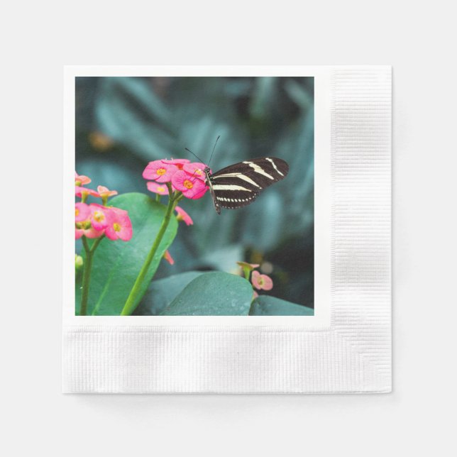 Serviette En Papier Beau papillon sur une fleur rose (Devant)