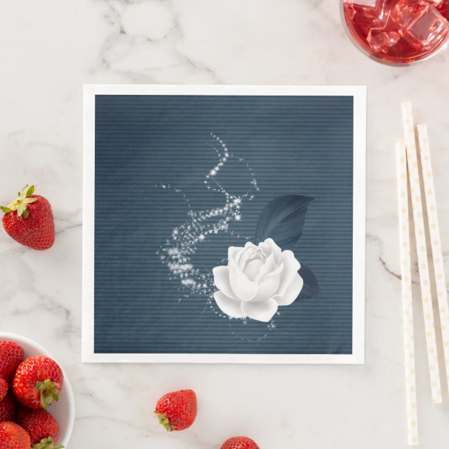 Serviette En Papier Belles fleurs blanches et feuilles de marine (En situation)