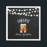 Serviette En Papier Bières | Rustic Adult 40th Birthday Party<br><div class="desc">Cette serviette en papier personnalisée ajoutera des détails élégants à votre journée spéciale. Ce design comprend des lampes à cordes, des graphismes en verre de bière avec un arrière - plan de tableau noir. Vous pouvez customiser tout le texte pour convenir à votre événement. Des invitations et des fournitures de...</div>