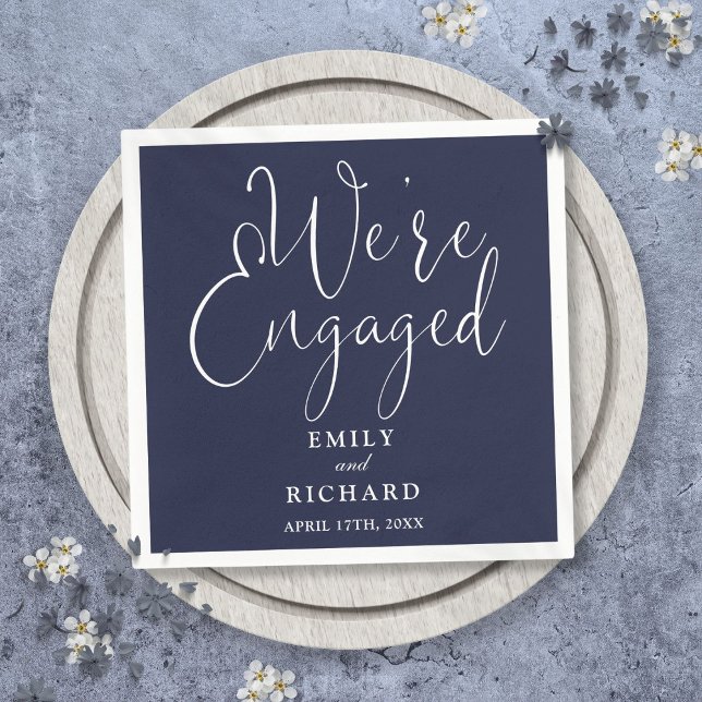 Serviette En Papier Bleu marine Nous sommes fiancés Script Fête de fia (Navy Blue We're Engaged Script Engagement Party Napkins)